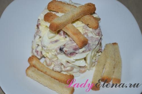 Салат с фасолью и сухариками и помидорами и колбасой рецепт. Вкусный салат с фасолью и копченой колбасой и сухариками – фото рецепт