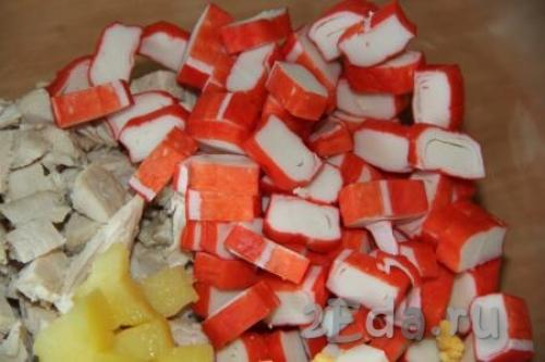 Салат с курицей крабовыми палочками и огурцом. Ингредиенты