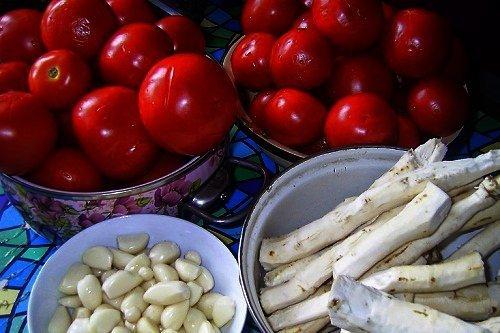 Хреновая закуска из помидор с хреном и чесноком на зиму. Помидоры с хреном и чесноком