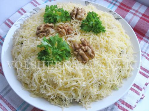 Слоеный салат с курицей и черносливом и грецкими орехами и сыром. Салат слоеный с курицей и черносливом