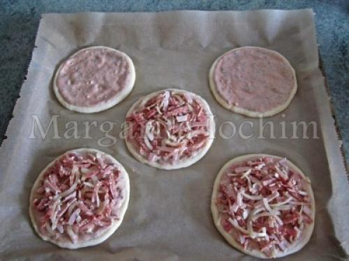 Мини-пиццы из творожного теста