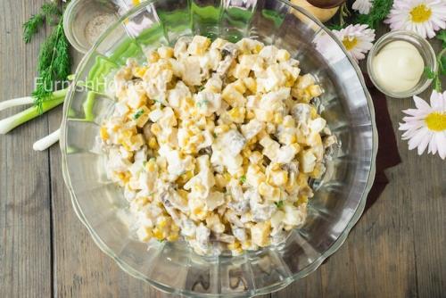 Салат с куриной грудкой и грибами и кукурузой. Салат с куриной грудкой, маринованными грибами и кукурузой