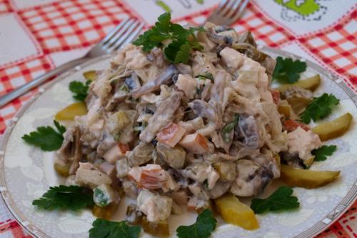 Салат с куриной грудкой и маринованными грибами. Рецепт салата с курицей, грибами и маринованными огурцами