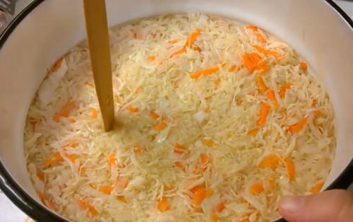 Как вкусно квасить капусту в домашних условиях в банках простой рецепт. Простой рецепт очень вкусной квашеной капусты в кастрюле
