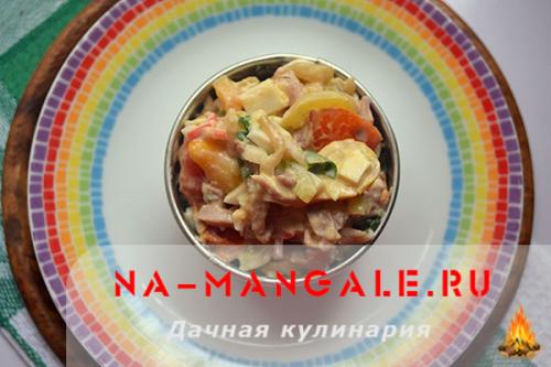 Салат с копченой курицей и крабовыми палочками и помидорами. Салат с курицей и крабовыми палочками