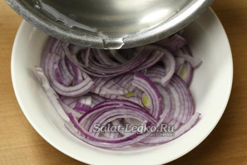 Как замариновать лук в уксусе для салата. Маринованный лук для салата в уксусе