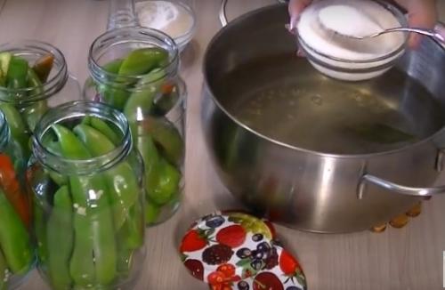 Мариновать горький перец с чесноком на зиму рецепты. Рецепт горького стручкового перца на зиму — пальчики оближешь