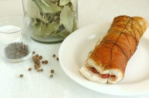 Рулет из сала свинины вареный в пакете. Вареный фаршированный рулет в пакете