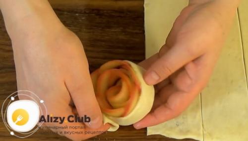 Булочки с яблоками из слоеного теста розочки. Пошаговое приготовление
