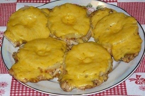 Отбивная из куриного филе с ананасами и сыром в духовке. Отбивные из куриного филе с ананасом и сыром