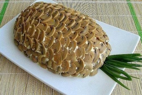 Салат Куриное филе с ананасами и сыром. Салат с курицей и ананасом