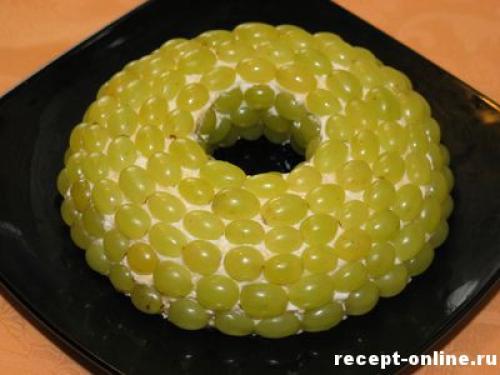 Салат с курицей, сыром, яблоком и виноградом