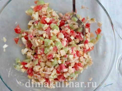 Салат с крабовыми палочками и плавленным сыром и яйцом и чесноком. Салат с плавленным сыром и крабовыми палочками