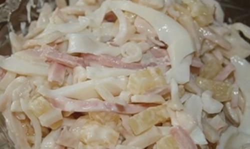 Салат тритон с кальмарами, крабовыми палочками и ветчиной