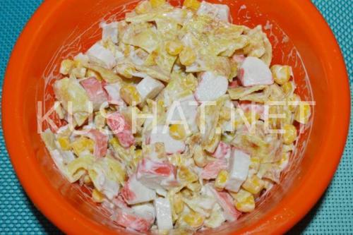Салат с яичными блинчиками и крабовыми палочками – рецепт