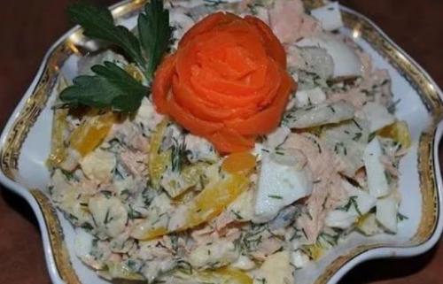 Салат тритон с кальмарами, крабовыми палочками и ветчиной