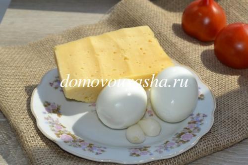 Сырный салат с яйцом и чесноком слоями. Салат сыр с чесноком и яйцом