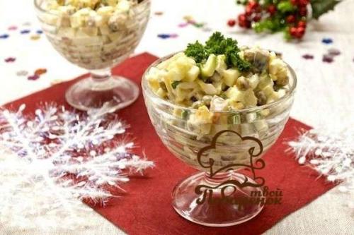 Салат с яичными блинчиками курицей и грибами. Салат с яичными блинами, курицей и грибами