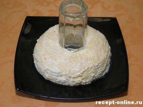 Салат с курицей, сыром, яблоком и виноградом