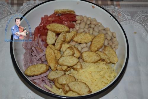 Салат с фасолью, помидорами и сухариками. Рецепт с копченой колбасой