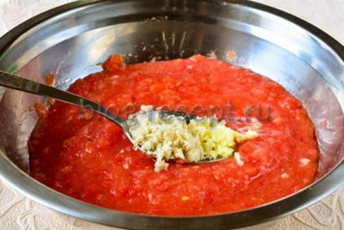 Хреновая закуска из помидор с хреном и чесноком на зиму вареная. Ингредиенты: