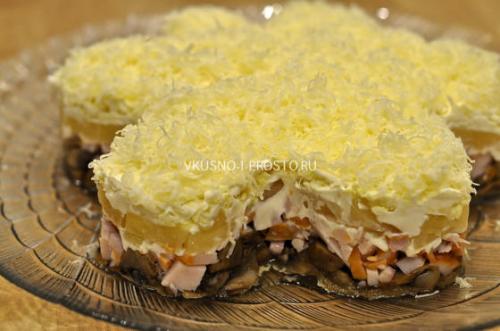 Салат из копченой куриной грудки с ананасом и грибами. Салат с копченой грудкой и ананасами