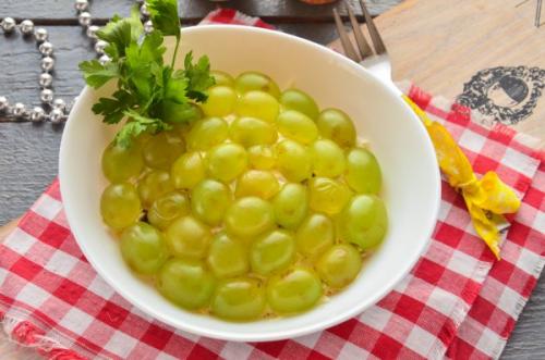 Салат с черносливом и грецкими орехами и курицей и сыром и виноградом. Салат с курицей, черносливом и виноградом