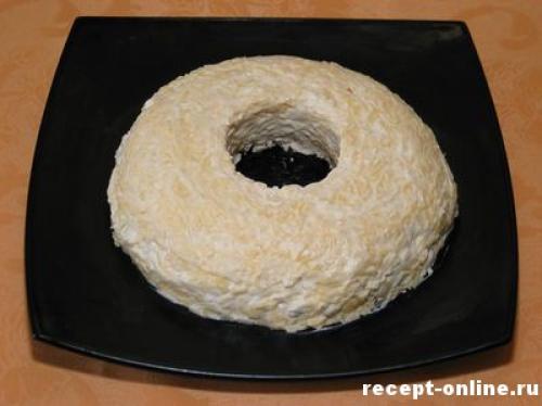 Салат с курицей, сыром, яблоком и виноградом