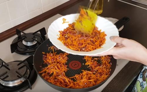 Тефтели в томатно-сметанном соусе с морковью. Приготовление: