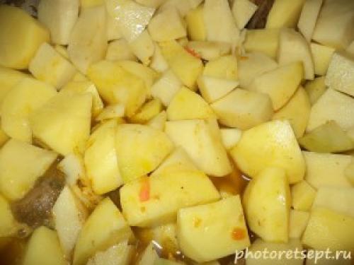 Как потушить курицу в кастрюле с морковью и луком и картошкой.