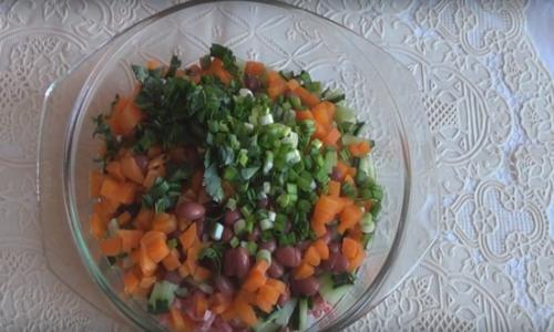 Салат с фасолью и колбасой и морковью. Простой салат с фасолью, огурцами, морковью, копчёной колбасой (все по сто)