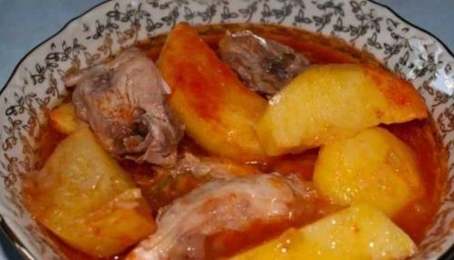 Как вкусно потушить курицу в кастрюле с картошкой. Самый простой рецепт тушеной картошки с курицей в кастрюле или казане