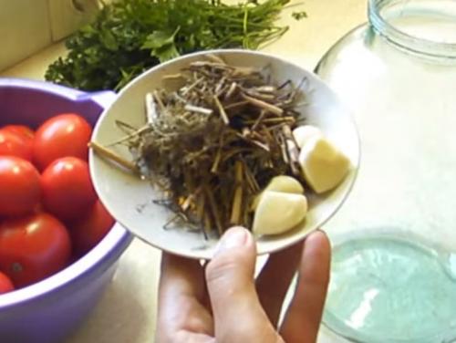 Вкусные соленые помидоры на зиму. Солёные помидоры в банках, как бочковые