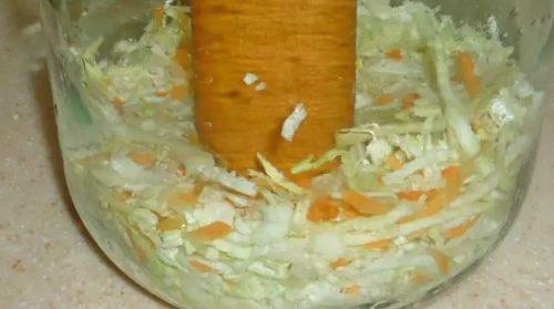 Как квасить капусту в банках на зиму рецепты. Хрустящая квашеная капуста на зиму в банке — быстро и очень вкусно