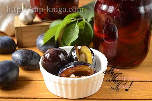Чернослив маринованный с чесноком. Маринованные сливы на зиму с чесноком вместо косточки