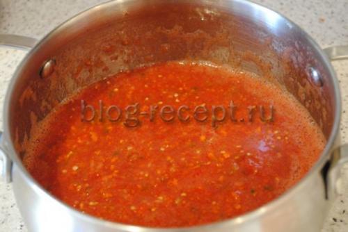 Аджика сырая из помидор чеснока и горького перца. Ингредиенты: