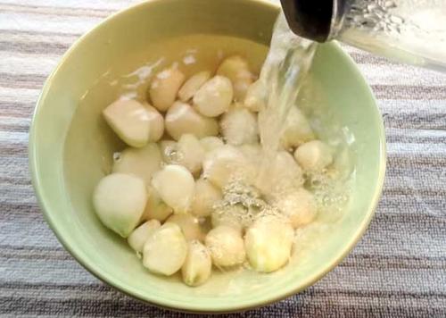 Маринованный чеснок головками по-армянски. Хрустящий маринованный чеснок быстрого приготовления