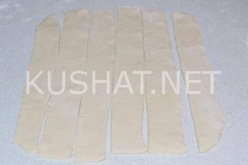 Розочки из слоеного теста с колбасой. Розочки из теста с колбасой – рецепт