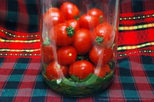 Квашеные помидоры на зиму в банках. Ингредиенты (2 3-х литровые банки)