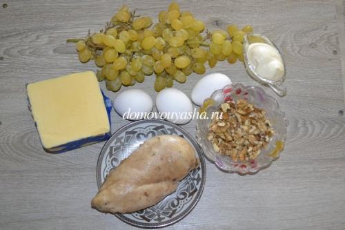Салат с виноградом и курицей и грецкими орехами и сыром рецепт. Салат Тиффани с виноградом, курицей и орехами
