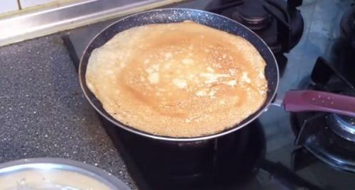 Толстые блины на кефире с кипятком. Заварные блинчики на кефире с кипятком