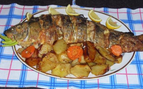 Запеченный карп в духовке с овощами. Рецепт карпа в духовке с овощами: как приготовить рыбу целиком или порционно?