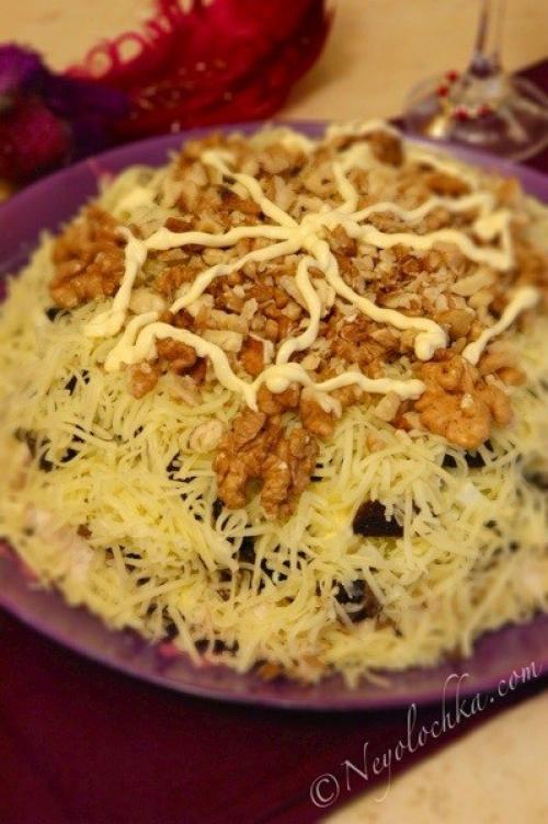 Слоеный салат с курицей и черносливом и грецкими орехами и сыром. Салат слоеный с курицей и черносливом