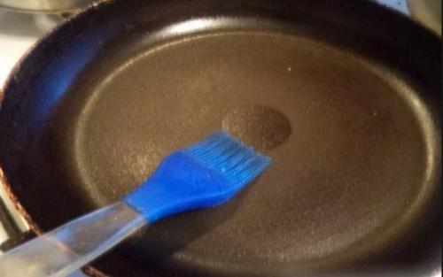 Салат из свежего огурца и курицы с яичным блинчиком. Блинчики с копченой курицей – очень вкусный салат.