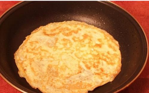 Салат из свежего огурца и курицы с яичным блинчиком. Блинчики с копченой курицей – очень вкусный салат.