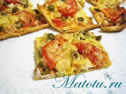 Рецепт пиццы с курицей, оливками и солеными огурцами