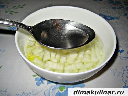 Как замариновать лук для салата с кальмарами. Самый вкусный и простой салат с кальмарами и яйцом «Морской сюрприз»