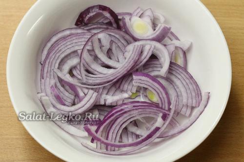 Как замариновать синий лук для салата быстро и вкусно. Маринованный лук для салата в уксусе