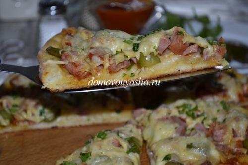 Начинка Для пиццы с колбасой и солеными огурцами. Пицца с солеными огурцами и колбасой