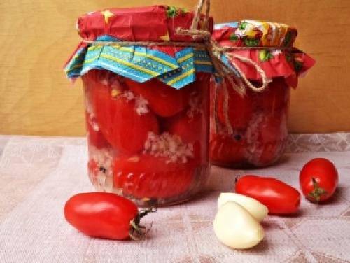 Помидоры с чесноком в попе. Помидоры с чесноком внутри на зиму